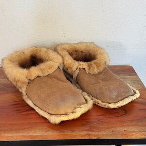 Orvis Men’s and Women’s Cozy Warm Shearling Sheepskin Cabin Slippers